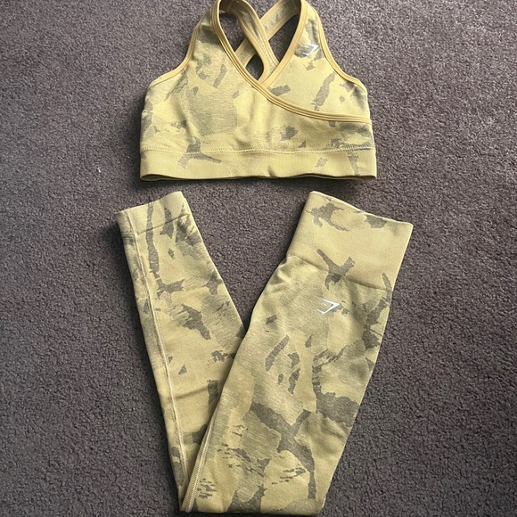 Gymshark Pants - gymshark bra/leggings camo SET